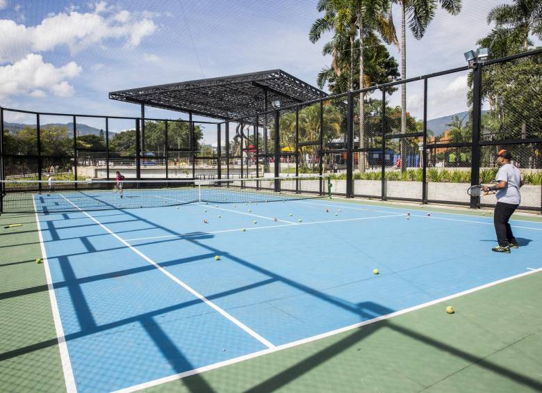 Esta cancha de tenis de campo es uno de los escenarios deportivos del remodelado parque.