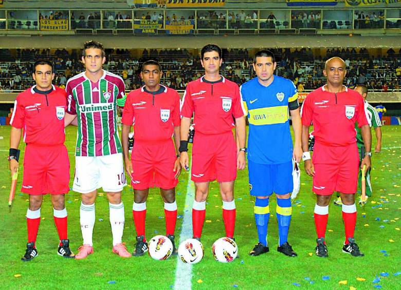 El argentino Riquelme (azul), que una vez le pidió la camiseta de árbitro. Fotos cortesía Hernando buitrago