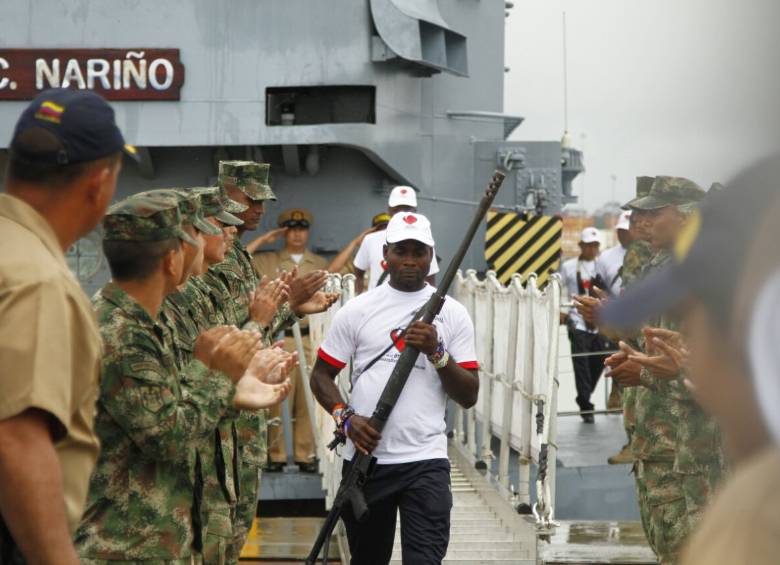 La ceremonia de entrega de los 24 integrantes del frente Resistencia Cimarrón se hizo en Buenaventura. FOTO cortesía armada