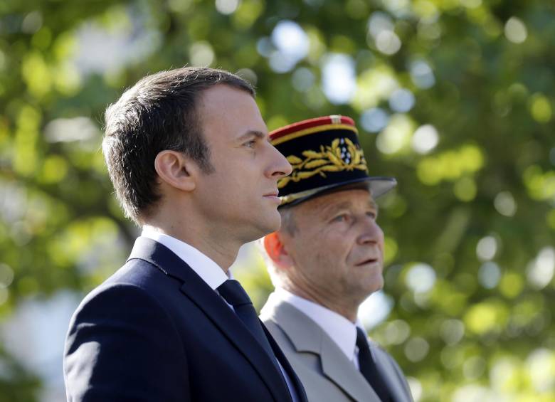 El presidente de Francia, Emmanuel Macron, junto con el general Pierre de Villiers, quien dimitió de su cargo de comandante de las fuerzas armadas. 