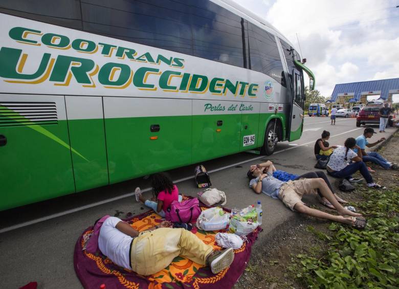 Mientras las vías en Urabá estuvieron bloqueadas, los viajeros tuvieron que esperar afuera de buses y carros a que la situación se normalizara. FOTOS Manuel Saldarriaga