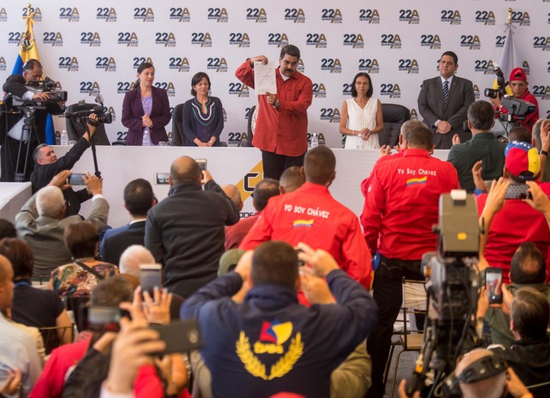Maduro se inscribe como candidato presidencial sin opositores