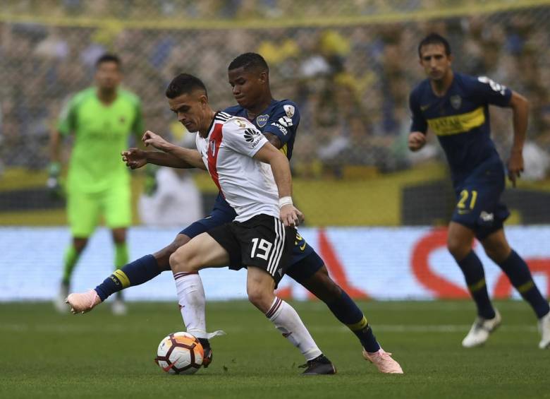 Imagen del duelo de ida en La Bombonera, que finalizó 2-2. En la acción, los colombianos Rafael Santos y Wílmar Barrios. El jugador de River no podrá actuar en el Bernabéu, por sanción. FOTO afp