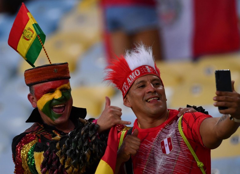 Bolivianos y peruanos durante el encuentro entre ambos por la Copa América. FOTO AFP