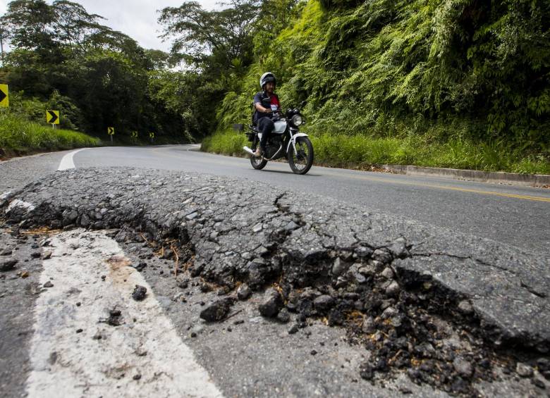 En el Alto de Pava, la vía se levantó y han ocurrido accidentes. FOTO JULIO CÉSAR HERRERA