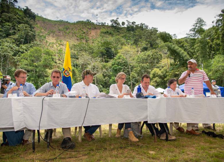 El presidente Iván Duque estuvo acompañado en el ETCR de Emilio Archila, Alto Consejero para la Estabilización (a su izq.), y Patricia Llombard, embajadora de la UE en Colombia. FOTO Colprensa