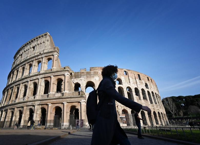 Italia cerró lugares turísticos como museos para evitar aglomeraciones de personas. El comercio está detenido. FOTO AFP