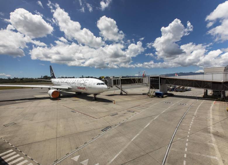 Con los vuelo piloto de la próxima semana se evaluarán los protocolos de bioseguridad en aeropuertos y aviones. Foto Camilo Suárez