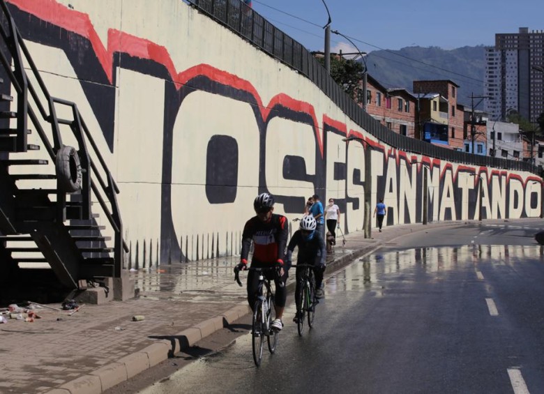 El grafiti está ubicado sobre la vía Distribuidora, entre los barrios La Paralela y Toscana. FOTO Edwin Bustamante