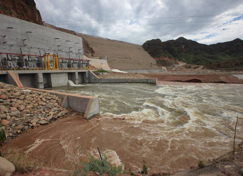 La central El Quimbo, sur del Huila, tiene 400 megavatios de potencia y contiene aguas del río Magdalena en un embalse de 8.250 hectáreas, con una presa de 151 metros de alto. FOTO cortesía