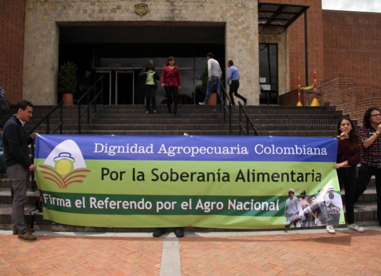 En la Registraduría Nacional del Estado Civil fue radicado el referendo con el cual se pretende mejorar la situación del agro en Colombia. FOTO COLPRENSA
