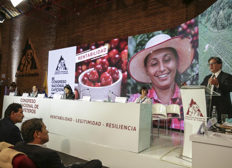 El ministro de Hacienda, Alberto Carrasquilla, dijo que se debe pensar “cómo un país que quiere más cosas y más bienes públicos, los puede financiar”. Foto MinHacienda