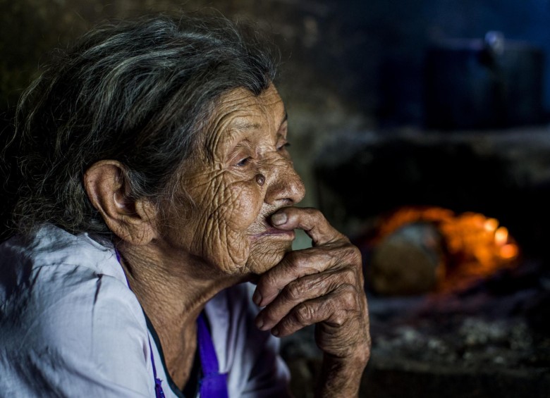A sus 90 años, Maria Froilana cocina y cuida del único hijo que le queda vivo. FOTOS JULIO CÉSAR HERRERA