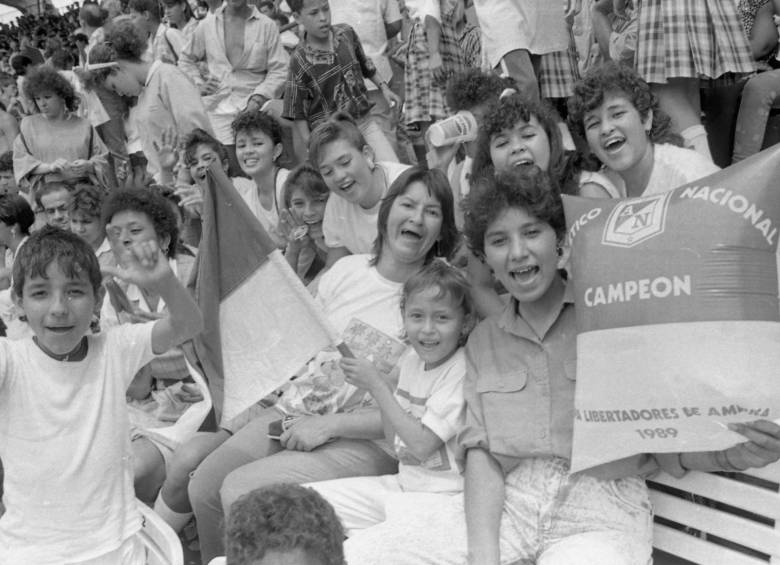 Familias enteras asistieron a la celebración del título en el Atanasio Girardot tras la llegada de la caravana.