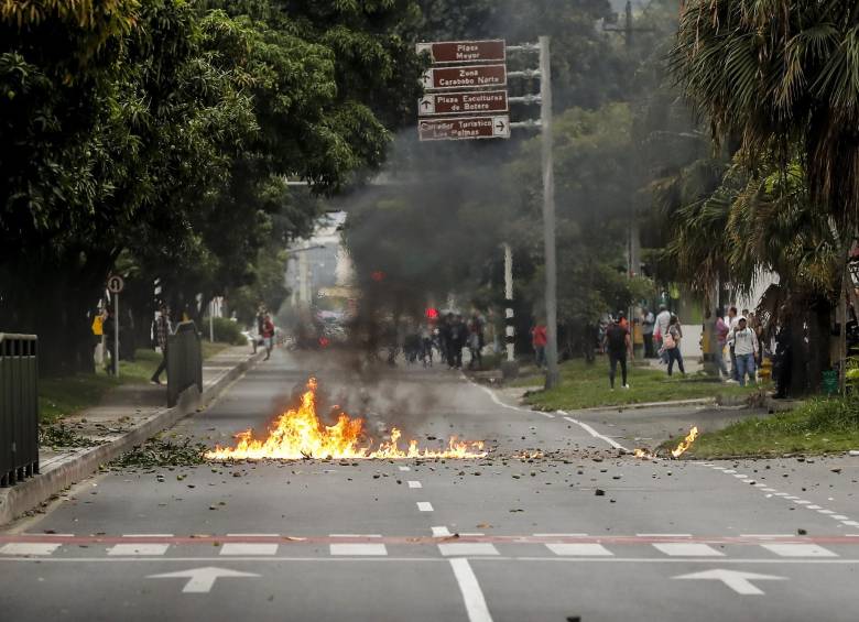 Disturbios y cierre de vías durante protestas en el Politécnico Jaime Isaza