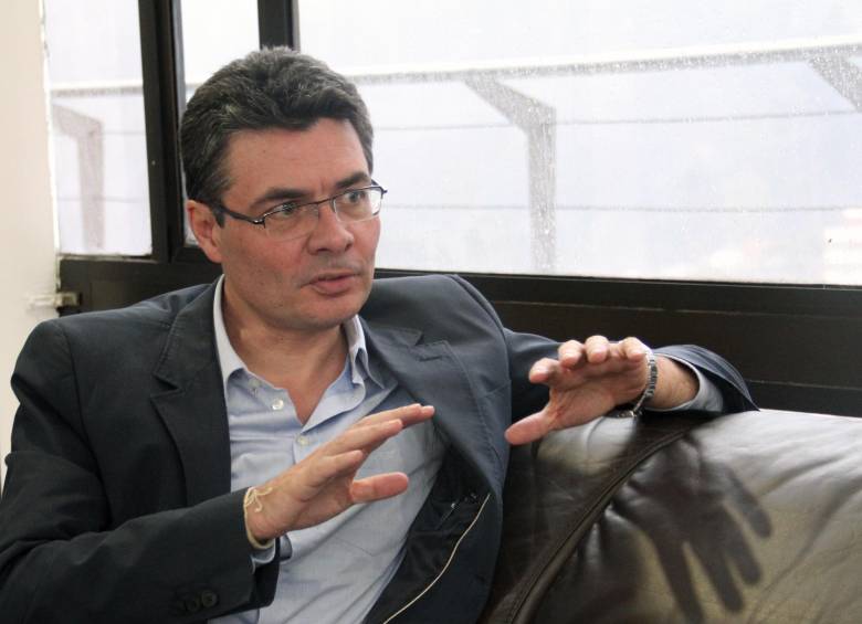 Alejandro Gaviria asegura que sólo el acetaminofen es el medicamento adecuado para tratar este virus. FOTO COLPRENSA. 