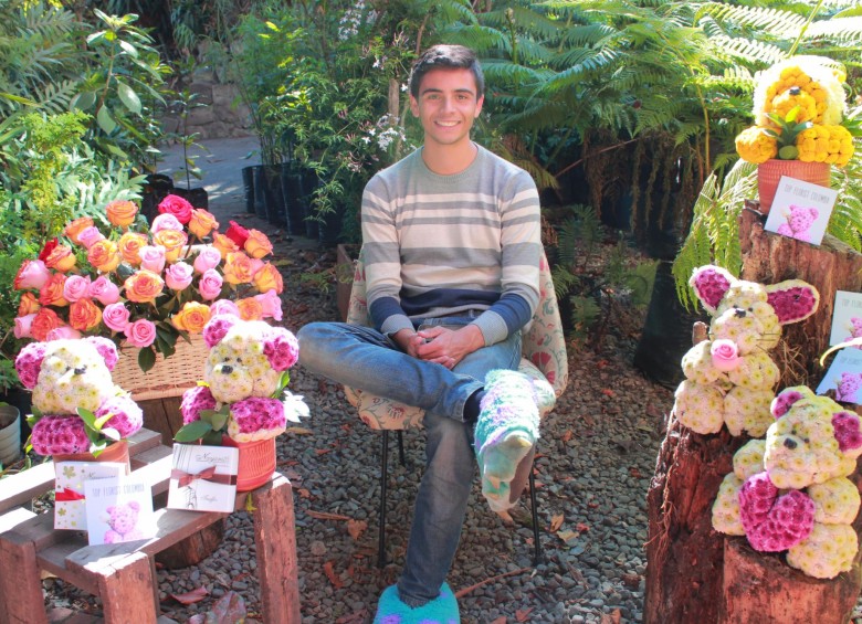 Sebastián Caro consiguió crear su microempresa Top Florist Colombia, especializada en adornos florales en forma de osos. Además, creó con su hermano la pastelería Maison Ali. Foto: Maicol Suasteque.