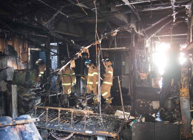 Así quedó la primera planta del hospital de Corea del Sur donde ocurrió el incendio. FOTO AFP
