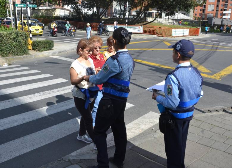 En las calles, los peatones son abordados para instruirlos en normas de educación vial. FOTO CORTESÍA ALCALDÍA SABANETA