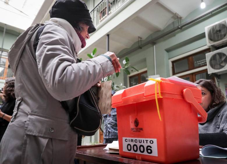Los uruguayos acuden a las urnas para votar las elecciones internas este domingo. FOTO: EFE
