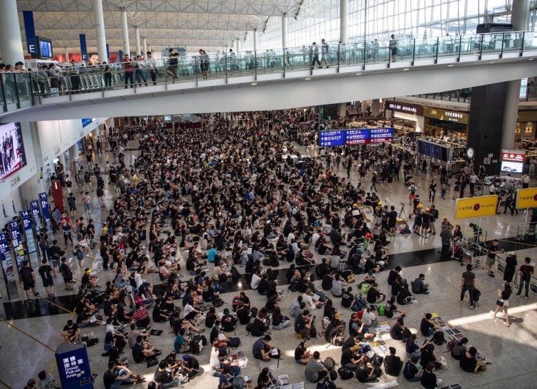 Hong Kong suspende todos sus vuelos de salida por segundo día consecutivo. Foto: EFE