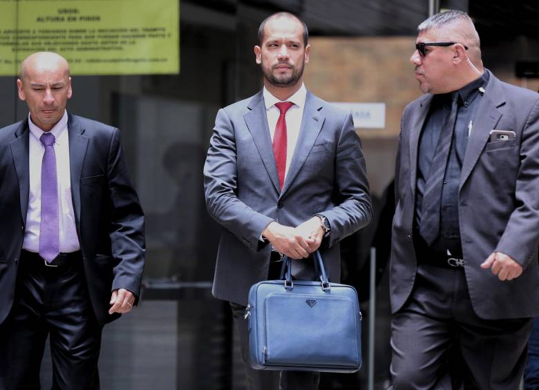 Diego Cadena (centro), abogado que defiende los intereses del senador y expresidente Álvaro Uribe Vélez. FOTO COLPRENSA