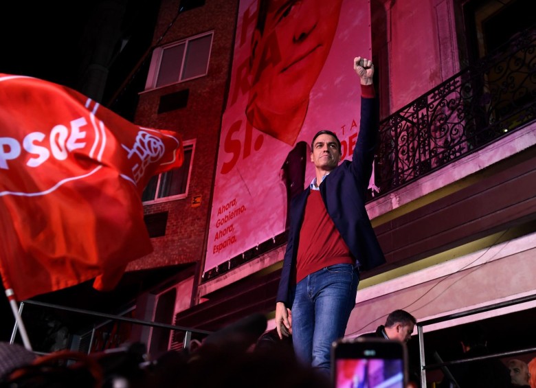 El presidente del gobierno español, Pedro Sánchez, representante del Psoe, manifestó que llamará a todos los partidos para conformar gobierno, excepto a los que “se autoexcluyen”. FOTO AFP