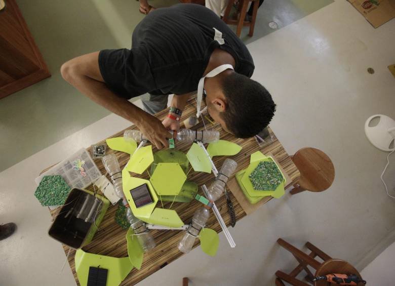 El caparazón de la tortuga está hecho a partir de placas de plástico reciclado y otros materiales de bajo costo. FOTO efe