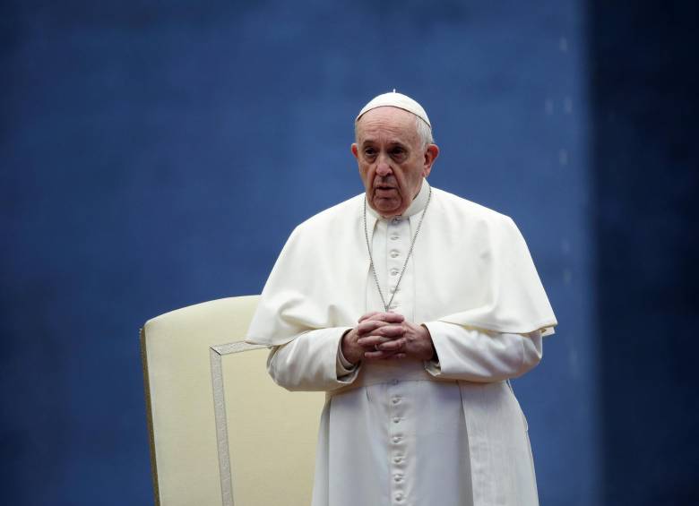 En soledad, el Papa bendice al mundo 