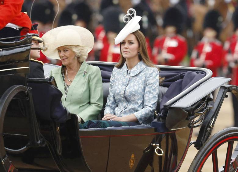 Más de mil soldados vestidos con su uniforme tradicional de gala desfilaron hoy por el centro de Londres durante la celebración oficial del 89 cumpleaños de la reina Isabel II. FOTO 