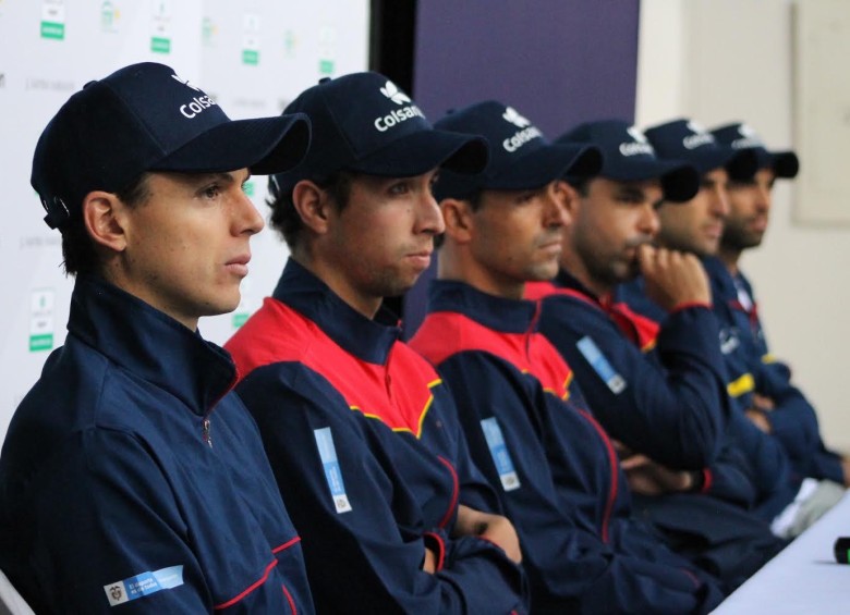 El equipo colombiano que es dirigido por Alejandro Falla durante el sorteo de la Copa Davis que arranca este viernes en Bogotá. FOTO COLPRENSA