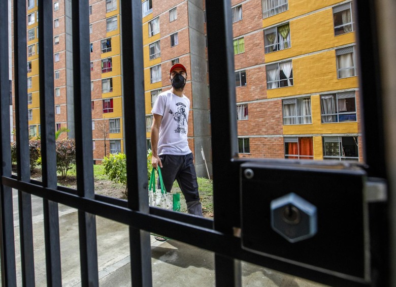 Gente en sus hogares durante el aislamiento social debido a la pandemia del covid 19. Foto: Carlos Alberto Velásquez