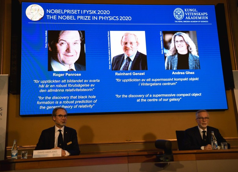 Una pantalla muestra a los ganadores del Premio Nobel de Física 2020: el británico Roger Penrose, el alemán Reinhard Genzel y la estadounidense Andrea Ghez. FOTO AGENCIA DE NOTICIAS TT / AFP