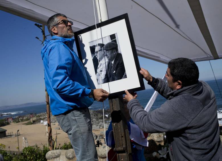 Los restos de Pablo Neruda fueron sepultados este martes frente al océano que baña el jardín de su casa de Isla Negra, en la costa central chilena. FOTOS AP