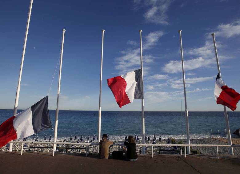 Las banderas se izaron a media asta en las plazas de Niza por el, hasta ahora, aparente atentado del jueves pasado en esa ciudad francesa a orillas del Mediterráneo. FOTO Reuters 