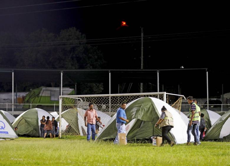 Cientos de personas se refugian en el estadio Armando Barillas de Escuintla por el riesgo por la erupción del Volcán de Fuego. Foto: EFE