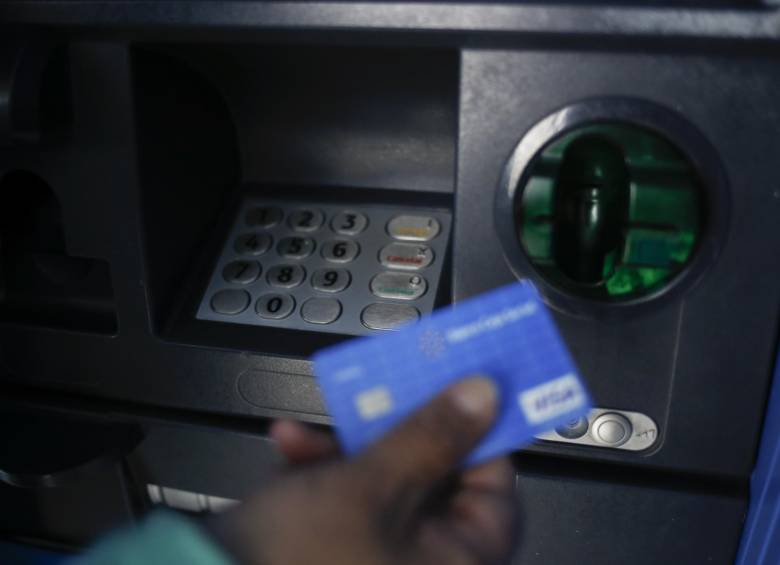 Entre los planes se cuentan la eliminación del pago que se debe hacer por cuotas de manejo en tarjetas de crédito y débito y el tope para el incremento del impuesto predial. FOTO COLPRENSA 