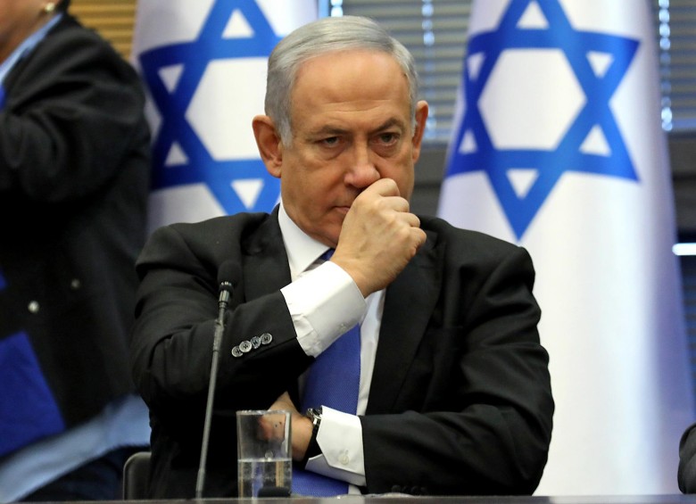 Según la ley israelí, Benjamin Netanyahu puede permanecer como primer ministro a pesar de esta imputación. FOTO AFP