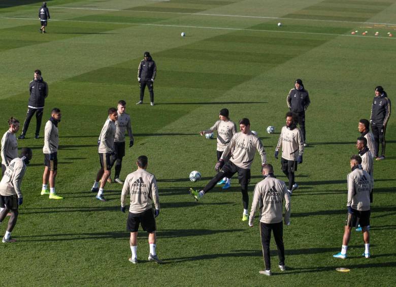Zinedine Zidane apuesta por un equipo titular repleto de novedades para enfrentarse al Sevilla en el estadio Santiago Bernabéu. Foto: EFE.