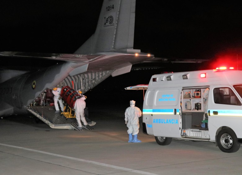 Transporte de pacientes con covid-19 en avión de la FAC. FOTO CORTESÍA