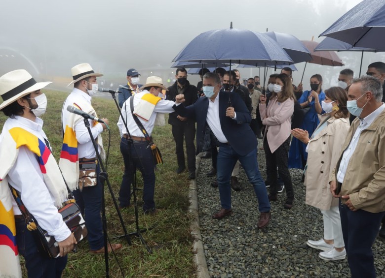 El presidente Duque entregó la obra que conecta a Calarcá con Cajamarca este viernes. FOTO Cortesía Invías