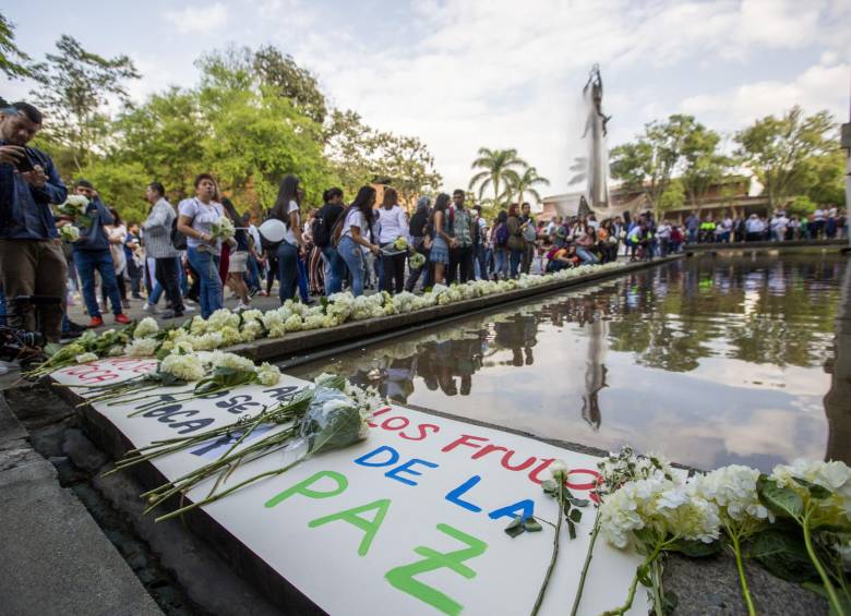 La Sinfónica de la Universidad tocó en la entrada de Barranquilla y los estudiantes llevaron ofrendas florales a su institución. FOTO Carlos velásquez