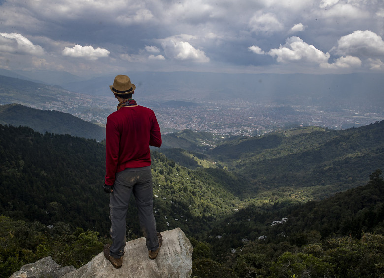 Una cumbre de la reserva Guapante, corregimiento de San Antonio de Prado, se le conoce como Piedra Galana, desde donde se ve una vertiente del Valle de Aburrá. Foto: Esteban Vanegas