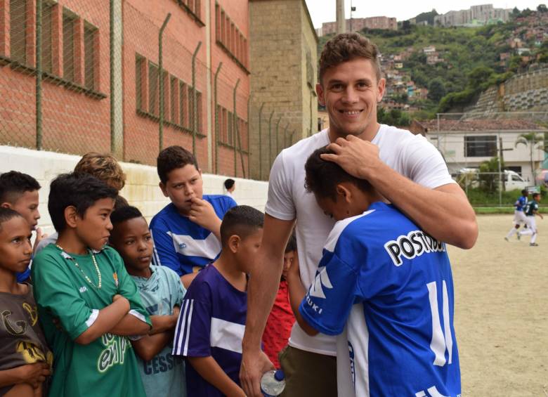 Juan Carlos Betancur abraza al volante de Nacional durante la visita a Blanquizal. FOTO Cortesía-copa atlético nacional
