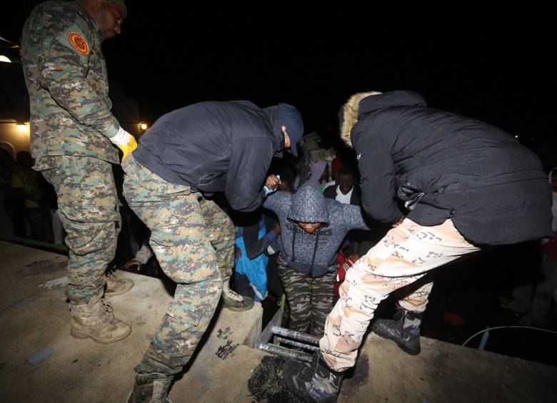 Migrantes llegan a la base naval de Trípoli despues de ser rescatados en la costa Libia. AFP