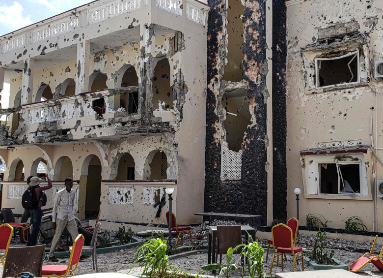 El hotel Medina, centro del ataque, quedó destruido. FOTO AFP