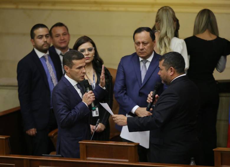 El presidente de la Cámara, Carlos Cuenca (centro), habría puesto en riesgo la eliminación de casa por cárcel para corruptos al haber votado la ley en una sesión irregular. La ley podría ser tumbada en la Corte Constitucional. FOTO colprensa