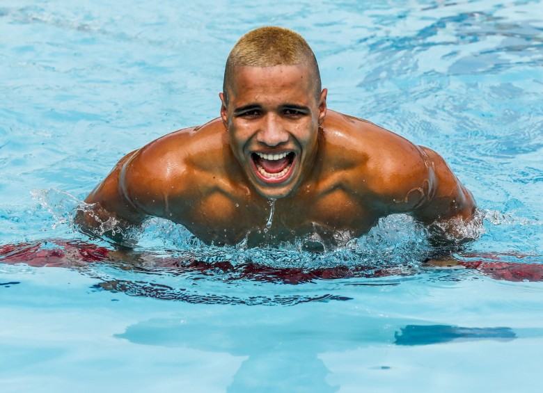 Carlos Daniel Serrano, nadador paralímpico, múltiple medallista de Colombia en torneos internacionales. FOTO jaime pérez