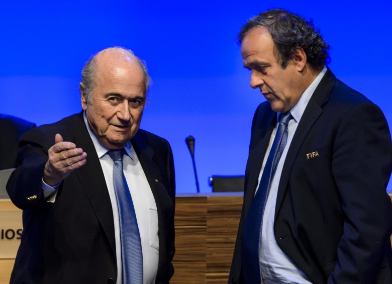 Joseph Blatter (izquierda) dice que apelará la decisión, Michel Platini aún no se pronuncia. FOTO. AFP