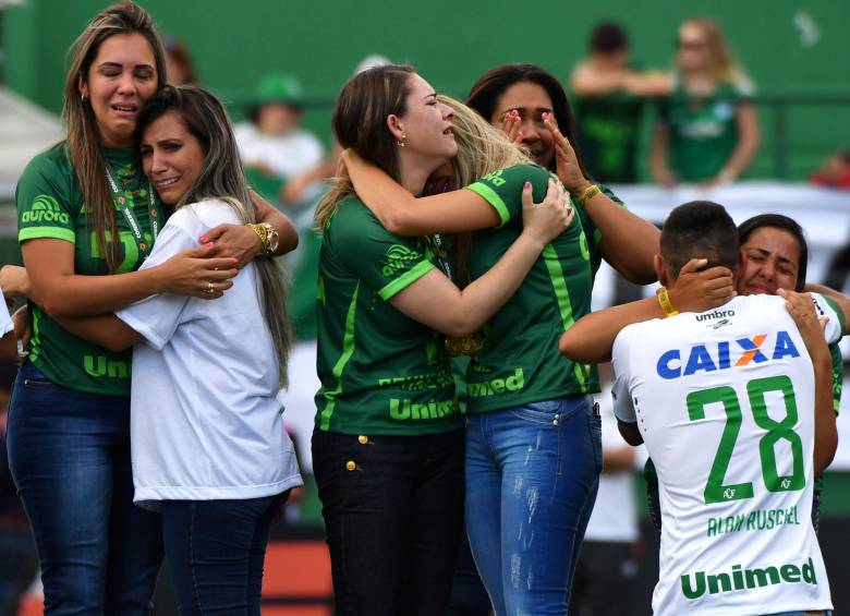 Sobrevivientes de la tragedia y las familias recibieron las medallas y el trofeo de la Copa Suramericana. FOTO AFP